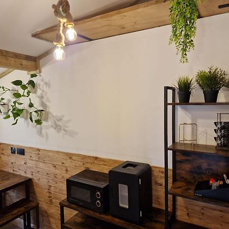 Greenhithe Two-Bedroom Cosy Country Lodge With Private Patio מראה חיצוני תמונה