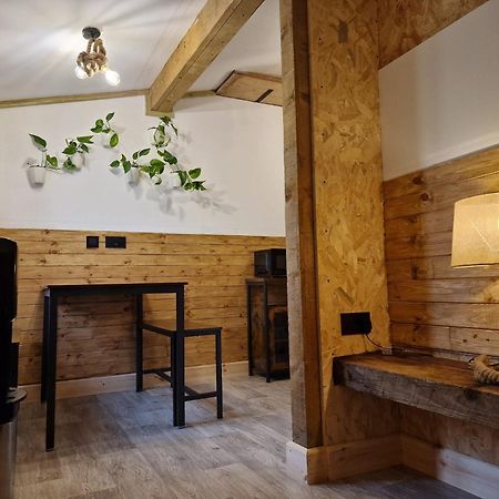 Greenhithe Two-Bedroom Cosy Country Lodge With Private Patio מראה חיצוני תמונה