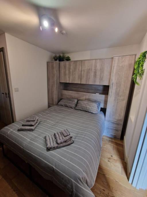 Greenhithe Two-Bedroom Cosy Country Lodge With Private Patio מראה חיצוני תמונה