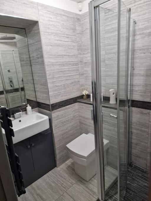 Greenhithe Two-Bedroom Cosy Country Lodge With Private Patio מראה חיצוני תמונה