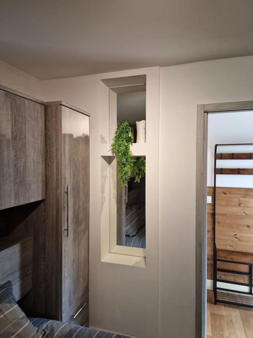 Greenhithe Two-Bedroom Cosy Country Lodge With Private Patio מראה חיצוני תמונה