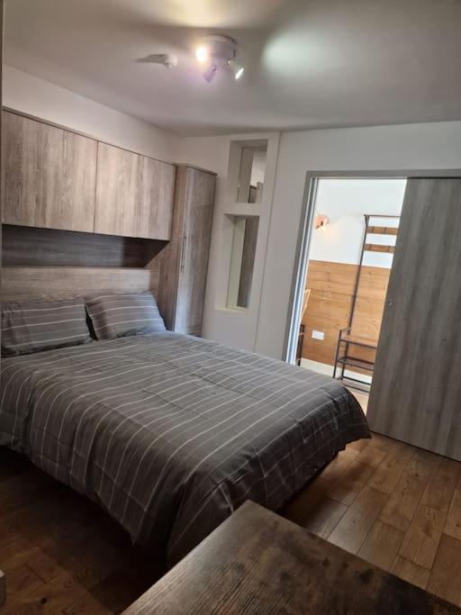 Greenhithe Two-Bedroom Cosy Country Lodge With Private Patio מראה חיצוני תמונה