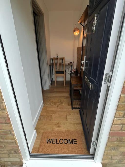 Greenhithe Two-Bedroom Cosy Country Lodge With Private Patio מראה חיצוני תמונה
