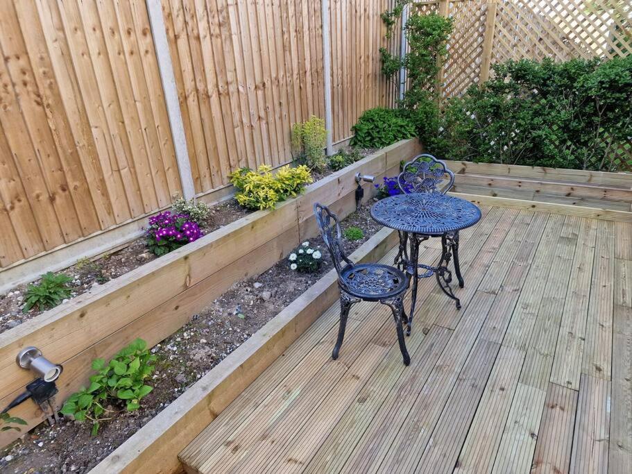Greenhithe Two-Bedroom Cosy Country Lodge With Private Patio מראה חיצוני תמונה