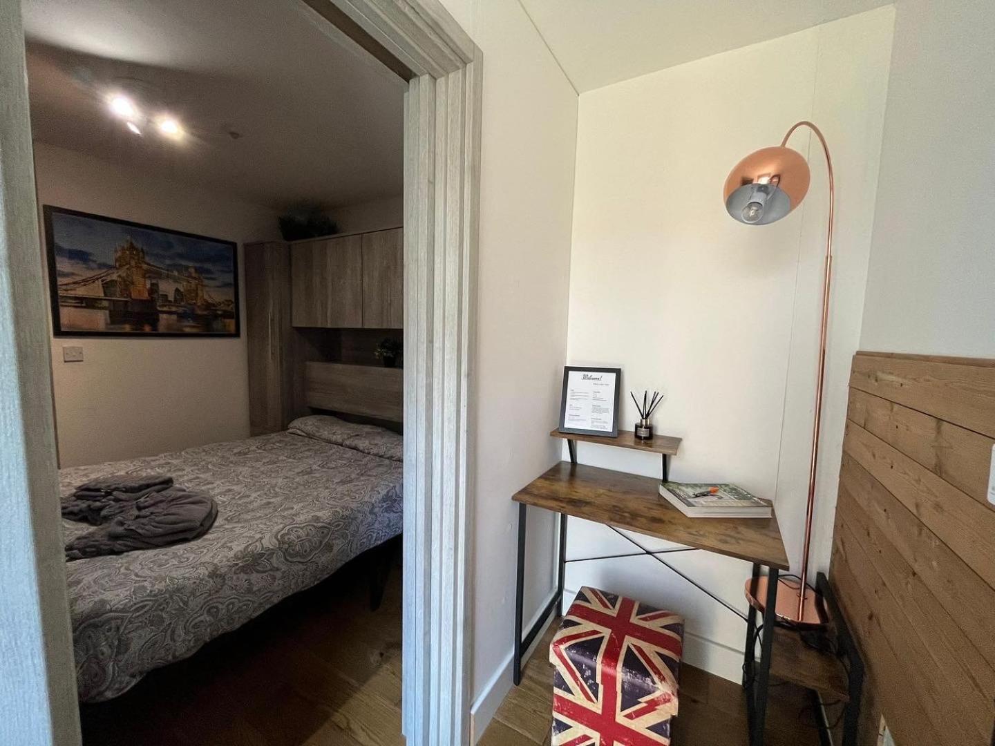 Greenhithe Two-Bedroom Cosy Country Lodge With Private Patio מראה חיצוני תמונה