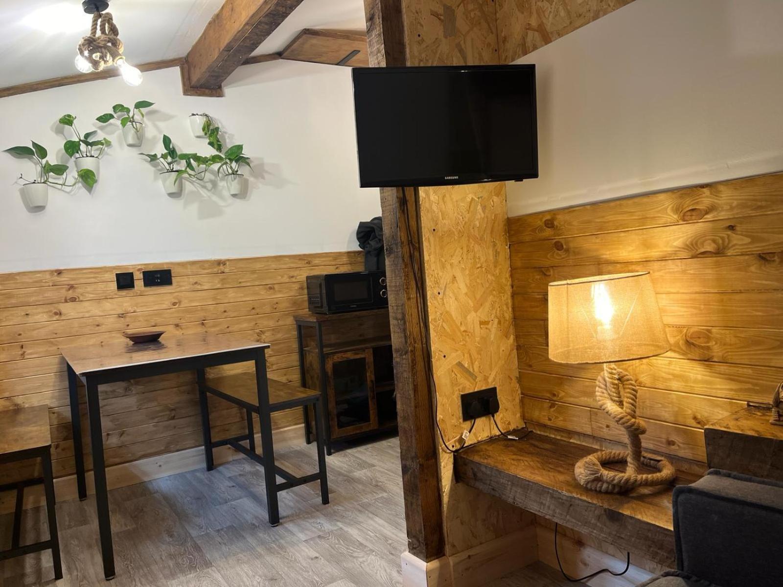 Greenhithe Two-Bedroom Cosy Country Lodge With Private Patio מראה חיצוני תמונה