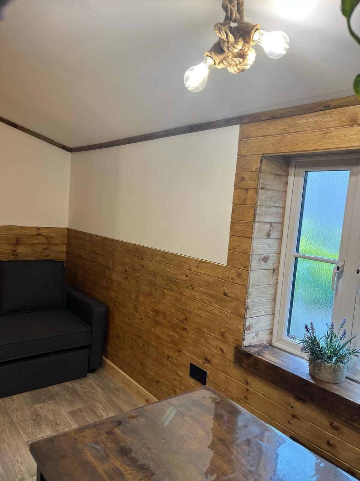 Greenhithe Two-Bedroom Cosy Country Lodge With Private Patio מראה חיצוני תמונה